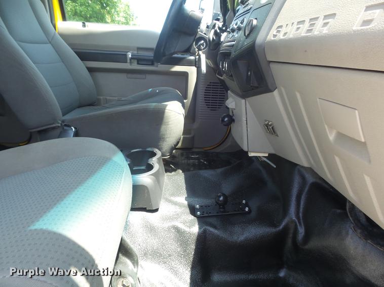 image for item DD7168 2010 Ford F350 Super Duty XLT Crew Cab pickup truck cab and chassis