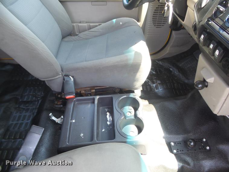 image for item DD7168 2010 Ford F350 Super Duty XLT Crew Cab pickup truck cab and chassis