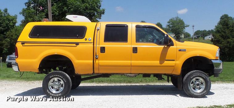 image for item DD7172 2003 Ford F350 Super Duty XLT Crew Cab pickup truck