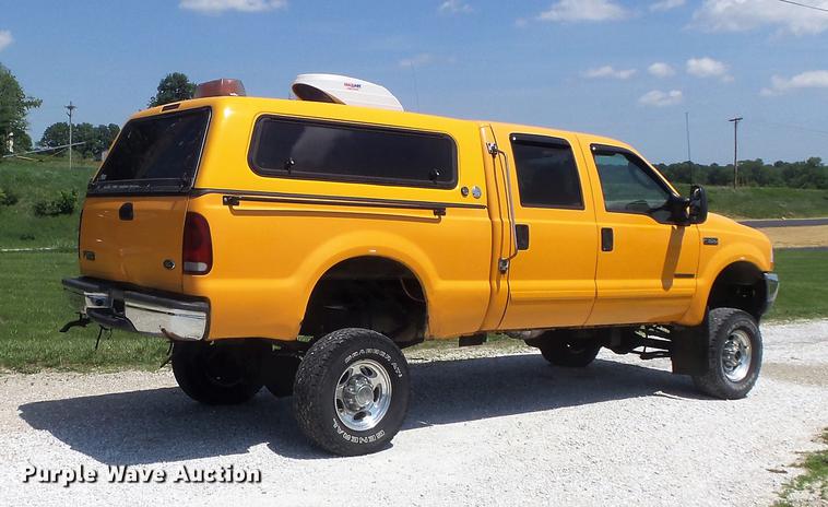 image for item DD7172 2003 Ford F350 Super Duty XLT Crew Cab pickup truck