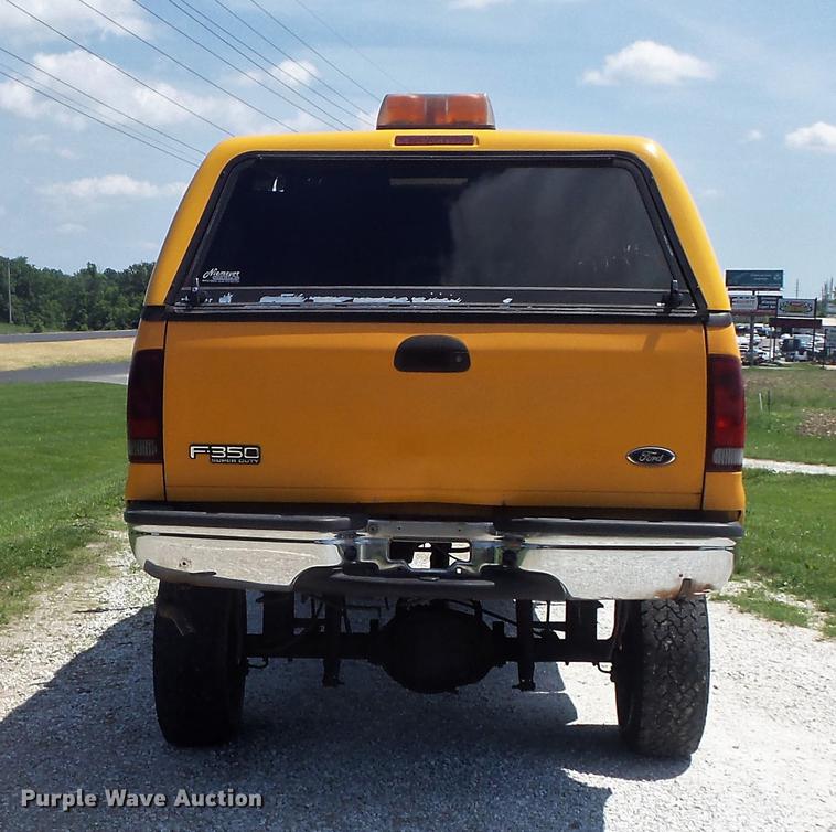 image for item DD7172 2003 Ford F350 Super Duty XLT Crew Cab pickup truck