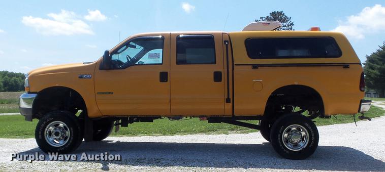 image for item DD7172 2003 Ford F350 Super Duty XLT Crew Cab pickup truck