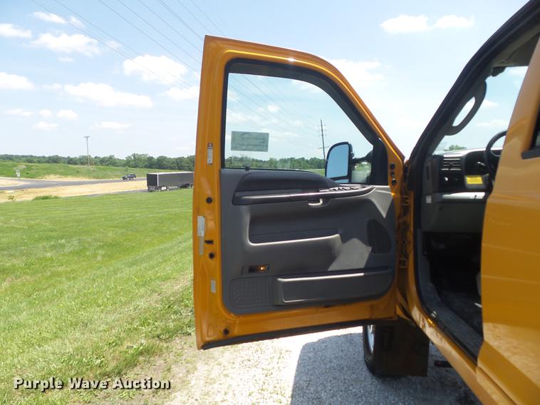 image for item DD7172 2003 Ford F350 Super Duty XLT Crew Cab pickup truck