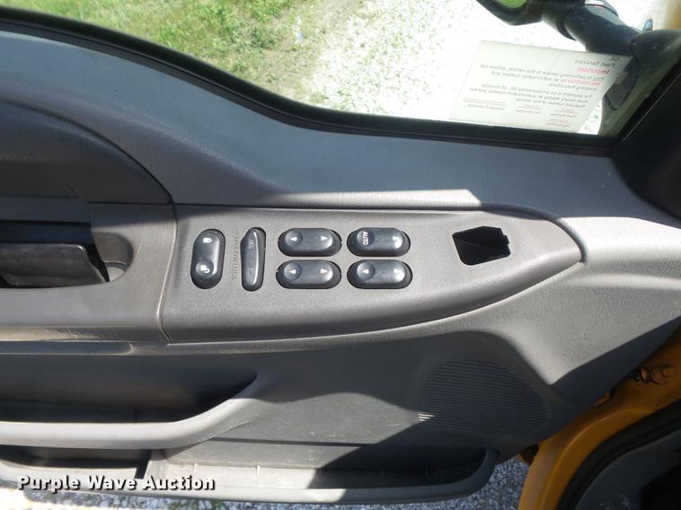 image for item DD7172 2003 Ford F350 Super Duty XLT Crew Cab pickup truck