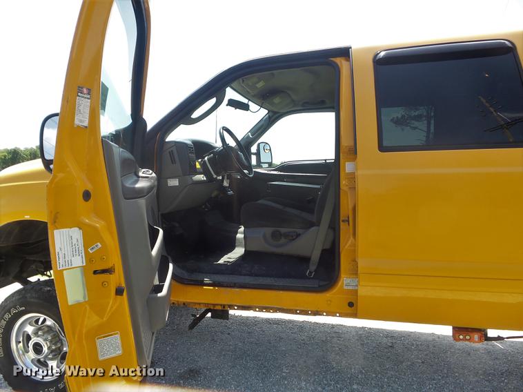 image for item DD7172 2003 Ford F350 Super Duty XLT Crew Cab pickup truck