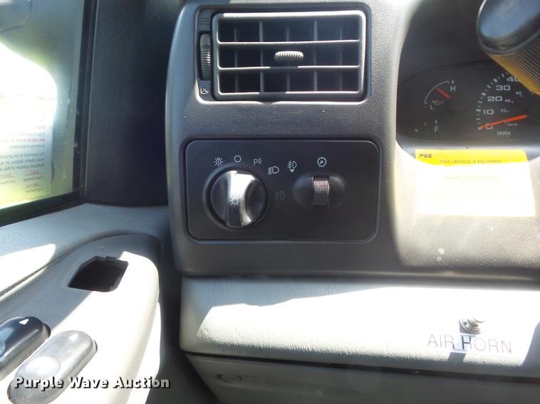 image for item DD7172 2003 Ford F350 Super Duty XLT Crew Cab pickup truck