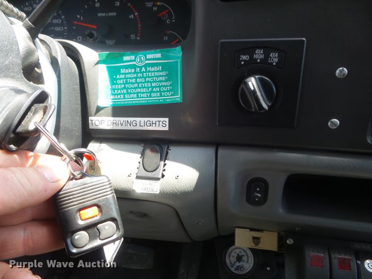 image for item DD7172 2003 Ford F350 Super Duty XLT Crew Cab pickup truck