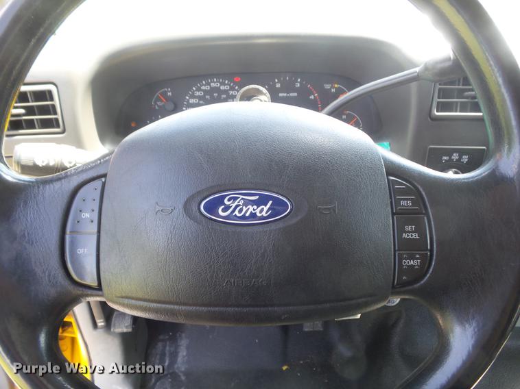 image for item DD7172 2003 Ford F350 Super Duty XLT Crew Cab pickup truck