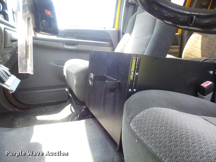 image for item DD7172 2003 Ford F350 Super Duty XLT Crew Cab pickup truck