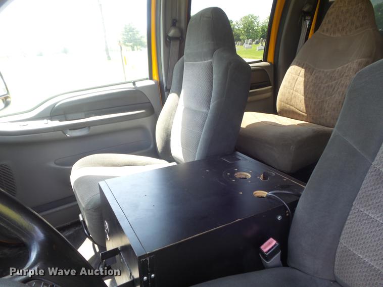 image for item DD7172 2003 Ford F350 Super Duty XLT Crew Cab pickup truck