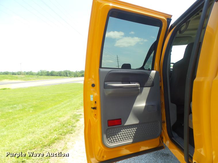 image for item DD7172 2003 Ford F350 Super Duty XLT Crew Cab pickup truck