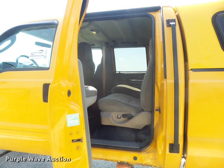 image for item DD7172 2003 Ford F350 Super Duty XLT Crew Cab pickup truck