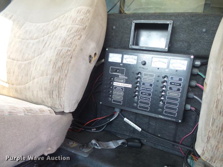 image for item DD7172 2003 Ford F350 Super Duty XLT Crew Cab pickup truck