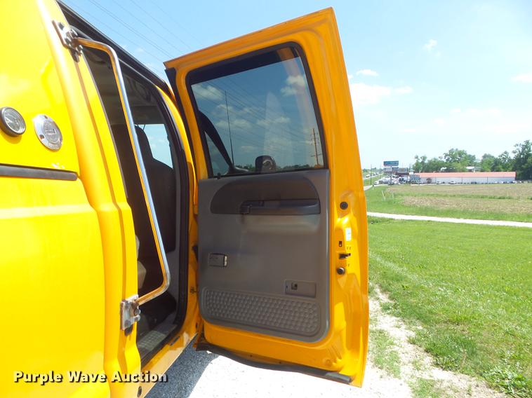 image for item DD7172 2003 Ford F350 Super Duty XLT Crew Cab pickup truck