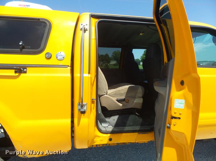 image for item DD7172 2003 Ford F350 Super Duty XLT Crew Cab pickup truck