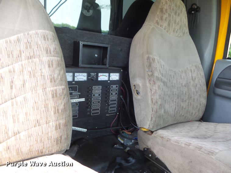 image for item DD7172 2003 Ford F350 Super Duty XLT Crew Cab pickup truck