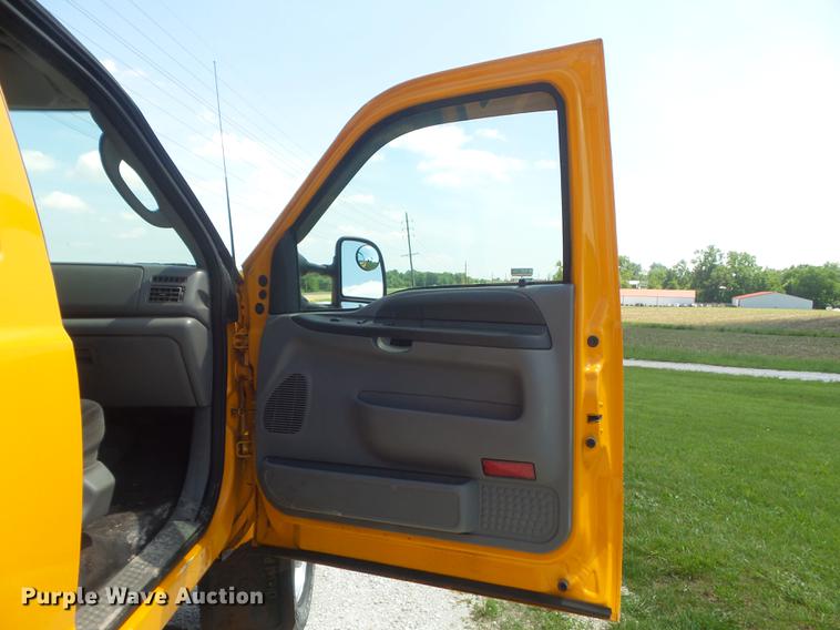 image for item DD7172 2003 Ford F350 Super Duty XLT Crew Cab pickup truck