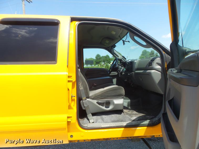 image for item DD7172 2003 Ford F350 Super Duty XLT Crew Cab pickup truck