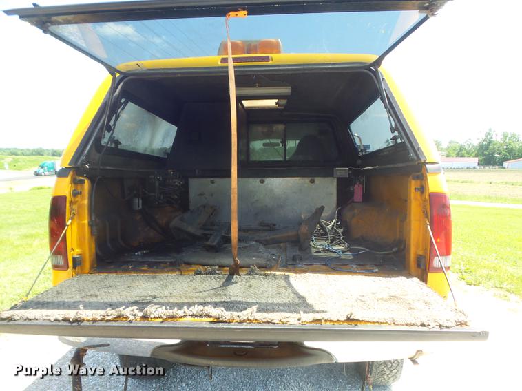 image for item DD7172 2003 Ford F350 Super Duty XLT Crew Cab pickup truck