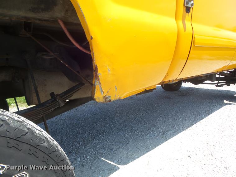 image for item DD7172 2003 Ford F350 Super Duty XLT Crew Cab pickup truck