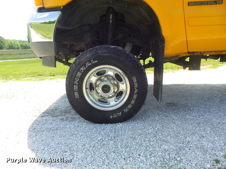 image for item DD7172 2003 Ford F350 Super Duty XLT Crew Cab pickup truck