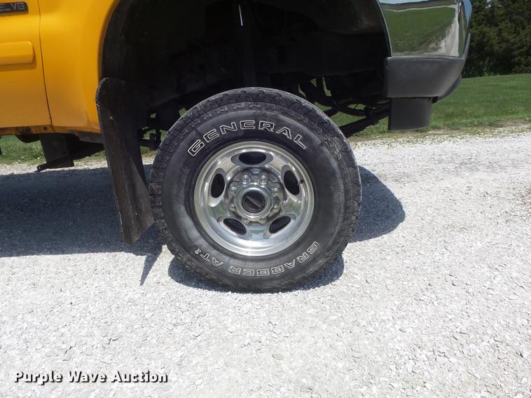 image for item DD7172 2003 Ford F350 Super Duty XLT Crew Cab pickup truck