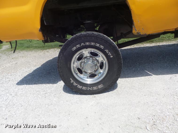 image for item DD7172 2003 Ford F350 Super Duty XLT Crew Cab pickup truck