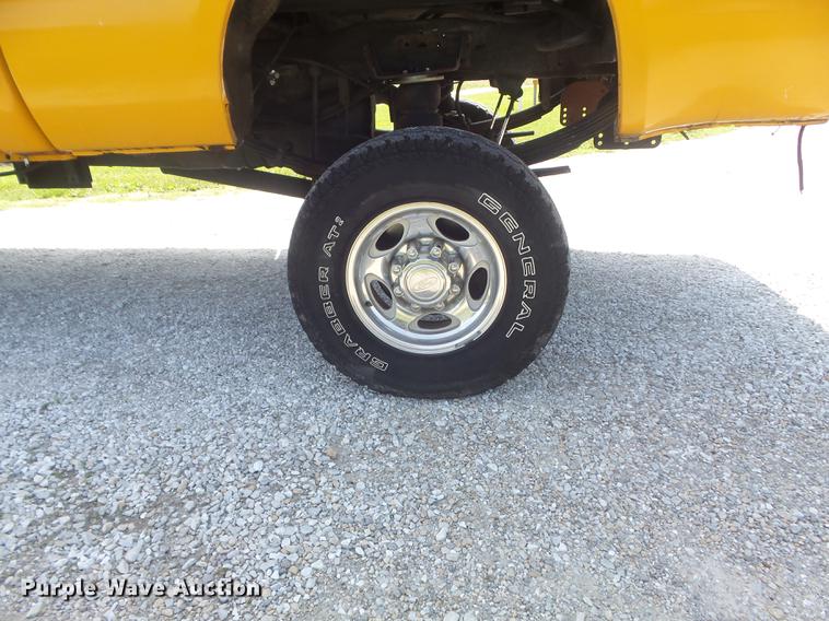 image for item DD7172 2003 Ford F350 Super Duty XLT Crew Cab pickup truck