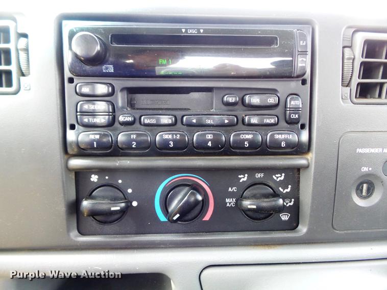 image for item DD7208 2003 Ford F250 Super Duty XLT SuperCab pickup truck