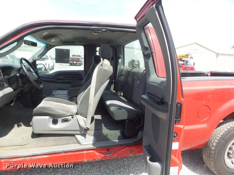 image for item DD7208 2003 Ford F250 Super Duty XLT SuperCab pickup truck