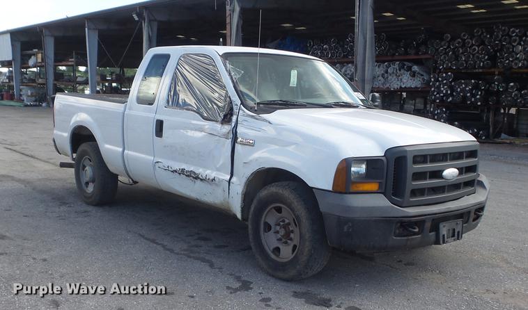 image for item DD7213 2005 Ford F250 Super Duty XL SuperCab pickup truck