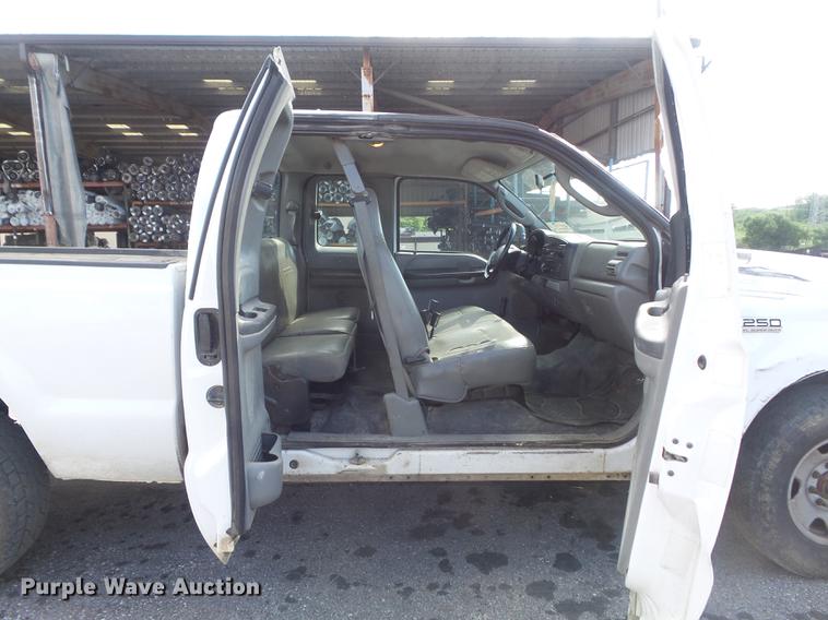 image for item DD7213 2005 Ford F250 Super Duty XL SuperCab pickup truck