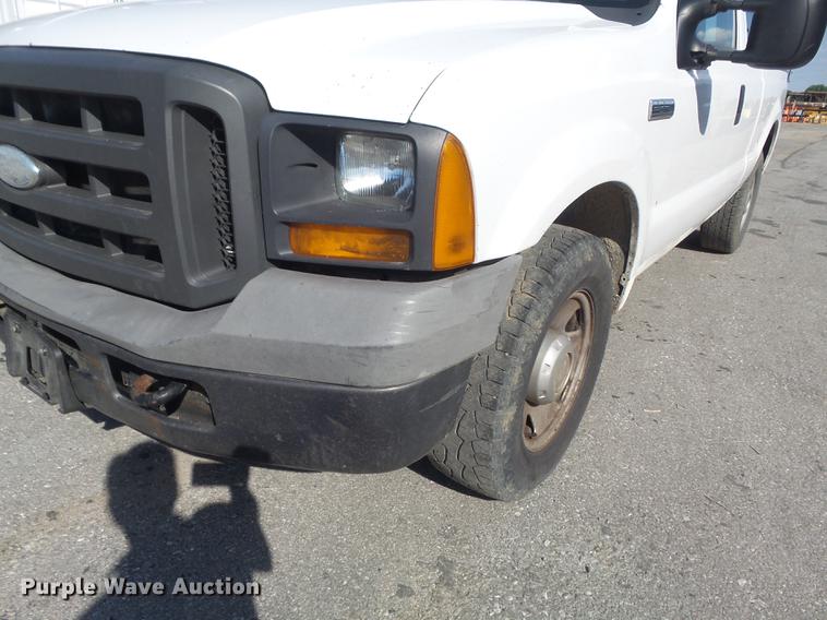 image for item DD7213 2005 Ford F250 Super Duty XL SuperCab pickup truck