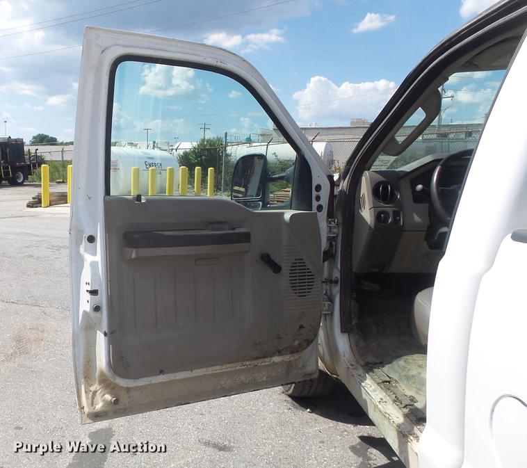 image for item DD7214 2008 Ford F250 Super Duty XL pickup truck