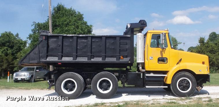 image for item DD7229 1994 White Gmc WG dump truck