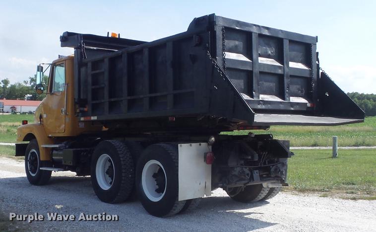 image for item DD7229 1994 White Gmc WG dump truck