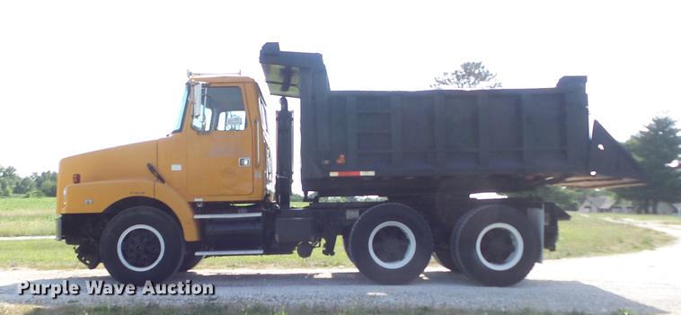 image for item DD7229 1994 White Gmc WG dump truck