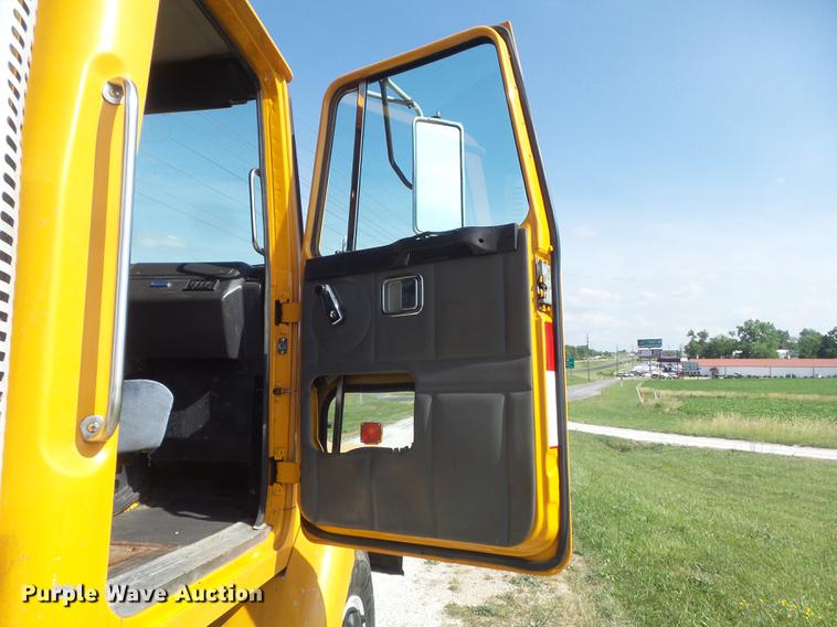 image for item DD7229 1994 White Gmc WG dump truck