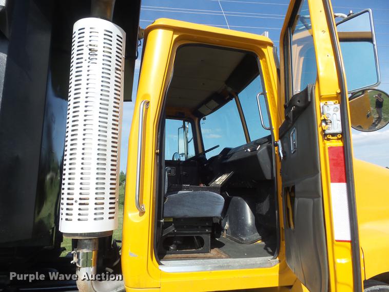 image for item DD7229 1994 White Gmc WG dump truck