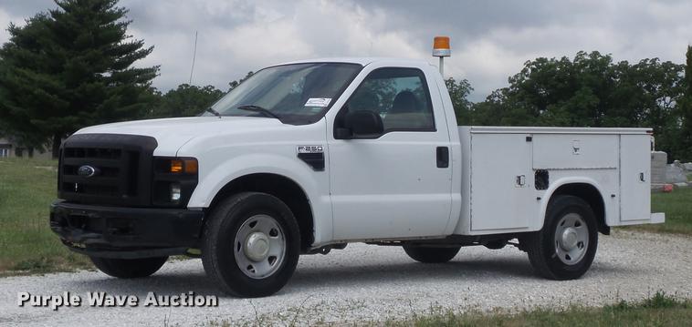 image for item DD7231 2008 Ford F250 Super Duty XL utility bed pickup truck