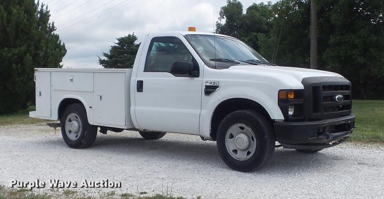 image for item DD7231 2008 Ford F250 Super Duty XL utility bed pickup truck