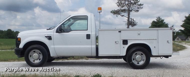 image for item DD7231 2008 Ford F250 Super Duty XL utility bed pickup truck