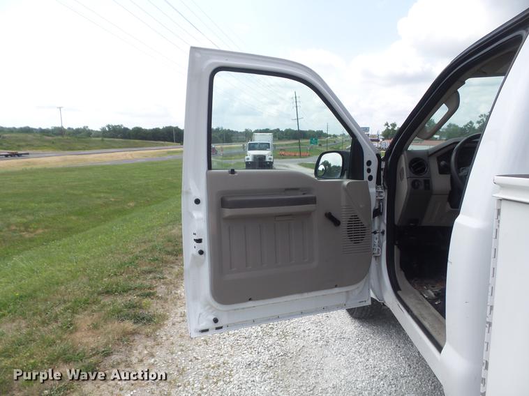 image for item DD7231 2008 Ford F250 Super Duty XL utility bed pickup truck