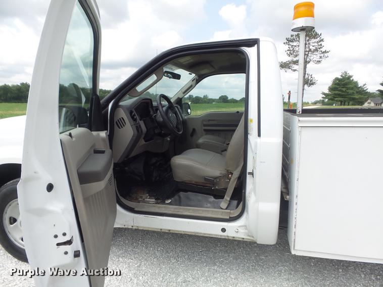image for item DD7231 2008 Ford F250 Super Duty XL utility bed pickup truck