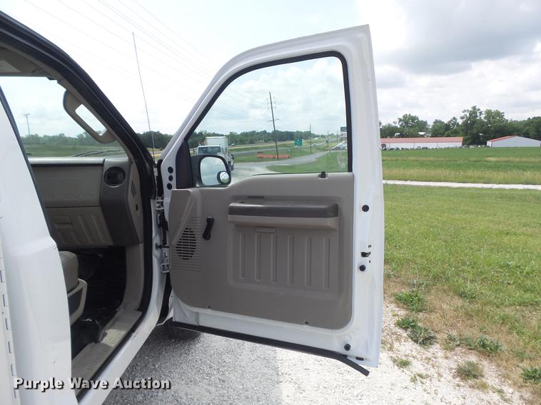 image for item DD7231 2008 Ford F250 Super Duty XL utility bed pickup truck