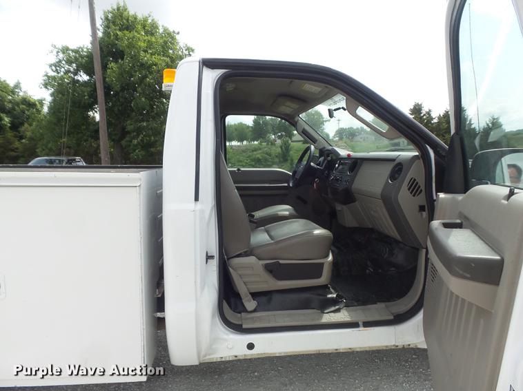 image for item DD7231 2008 Ford F250 Super Duty XL utility bed pickup truck