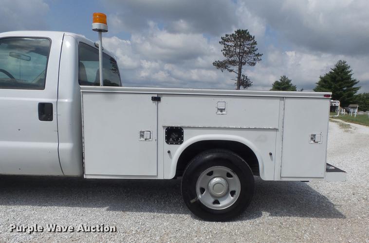 image for item DD7231 2008 Ford F250 Super Duty XL utility bed pickup truck