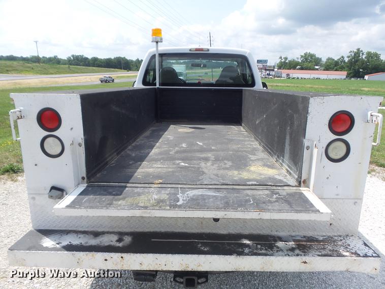 image for item DD7231 2008 Ford F250 Super Duty XL utility bed pickup truck