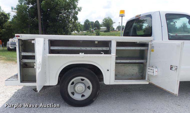 image for item DD7231 2008 Ford F250 Super Duty XL utility bed pickup truck