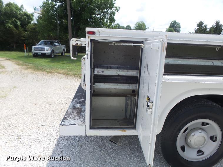 image for item DD7231 2008 Ford F250 Super Duty XL utility bed pickup truck